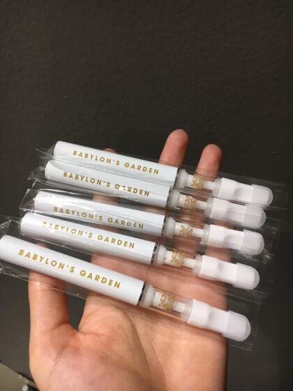 Babylons Garden 0.5g disposable vape pen ceramic Snowman D1r ceramic disposable vape cartridge Babylons Garden branded disposable vape pen 0.5g ceramic vape cartridge rechargeable white disposable vape pen with lion logo
